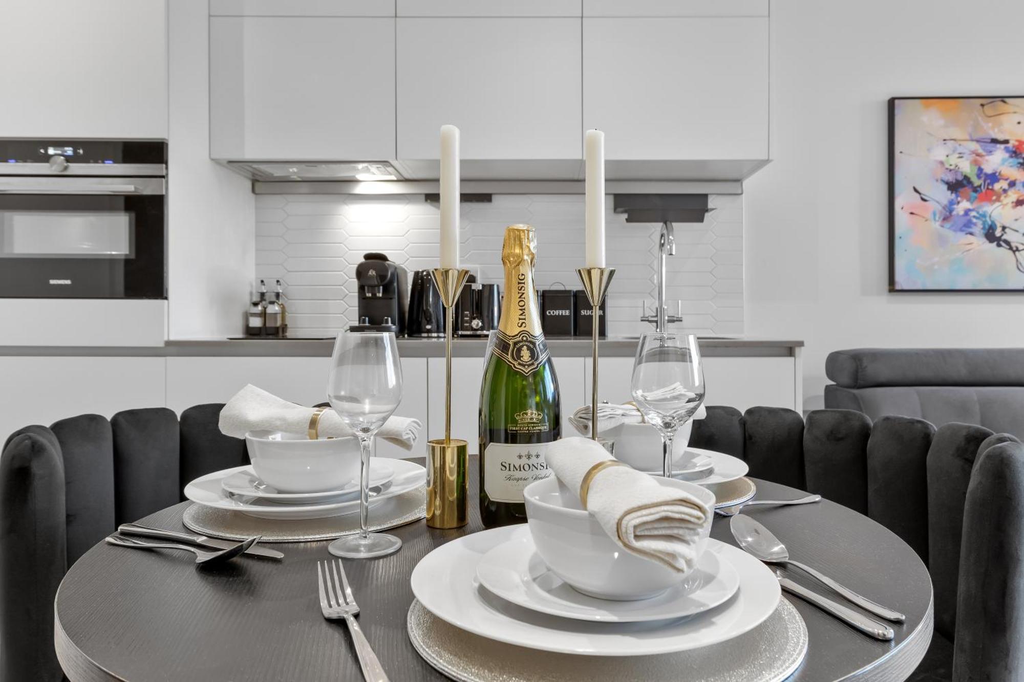 Stylish Retreats On Olympic Way Apartment London Exterior photo